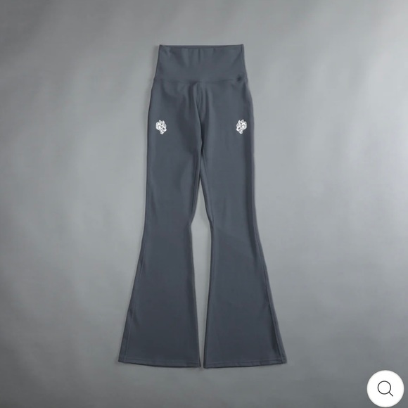 DUAL GEORGIA" ENERGY FLARE
LEGGINGS IN WOLF GRAY - Picture 6 of 12